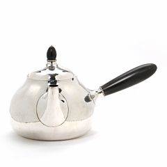 Georg Jensen Thekande af hammerslået sterlingsølv. Stjerthank og lågknop prydet med ibenholt. Georg Jensen 1945-1951. Dessin 80 B. Vægt 550 gr. H. 14.