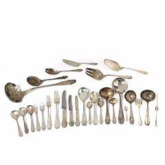 Christiansborg bestik af hammerslået sølv. Vægt ekskl. dele med stål 2650 gr. 77