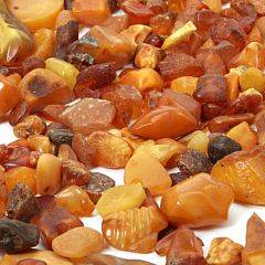 Samling diverse mindre ravstykker. Vægt 655 gr.