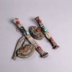 To knive fra Tibet med tilhørende punge. 2