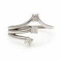 Diamantring af 14 kt. hvidguld prydet med tre brillantslebne diamanter på i alt ca. 0.30 ct. Str 55.