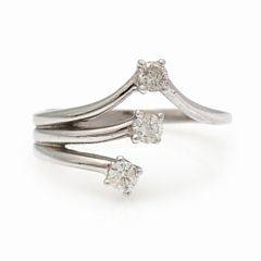 Diamantring af 14 kt. hvidguld prydet med tre brillantslebne diamanter på i alt ca. 0.30 ct. Str 55.
