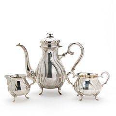 Kaffeservice af sølv, skævknækket. København 1942. Vægt 1086 gr. H. 10-25 cm. 3