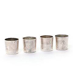 Svensk sølvsmed Fire små hedvinsbægre af sterlingsølv med ciseleret overflade. Samlet vægt 234 gr. H. 4. 4