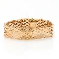 Armbånd af 18 kt. guld. B. ca. 2 cm. L. ca. 19 cm. Vægt ca. 37,5 gr.
