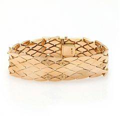 Armbånd af 18 kt. guld. B. ca. 2 cm. L. ca. 19 cm. Vægt ca. 37,5 gr.