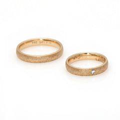 Et sæt ringe af 14 kt. guld med satineret overflade prydet med brillianslebet diamant på ca. 0.05 Farve Top Wesselton. Klarhed VS. Str. 54 og 63. 2