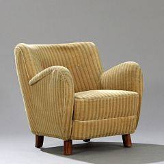 Dansk møbelsnedker Overpolstret lænestol med ben af bejdset bøg. Sæde, sider og dybthæftet ryg betrukket med grøngul stribet stof.