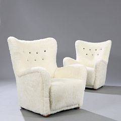 Dansk møbelsnedker Et par lænestole med ben af bejdset bøg. Betrukket med hvid kunstpels, dybthæftet ryg knapper med sort skind. 2