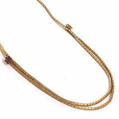 Rubinhalskæde af 18 kt. guld prydet med talrige facetslebne rubiner. Vægt ca. 32 gr. L. ca. 44 cm. Italien ca. 1960.