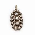 Diamantvedhæng af 14 kt. guld og sølv prydet med talrige rosenslebne diamanter. L. ca. 3 cm. Ca. 1910.
