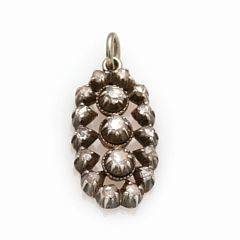 Diamantvedhæng af 14 kt. guld og sølv prydet med talrige rosenslebne diamanter. L. ca. 3 cm. Ca. 1910.