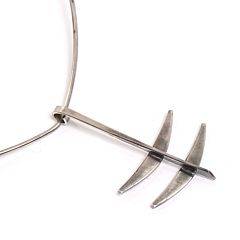 Norsk halssmykke af sterlingsølv. Vedhæng L. ca. 6,8 cm.