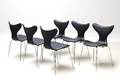 Arne Jacobsen 1901 - 1971. Sæt på seks stole Mågen model 3108, sort Savanne læder 6