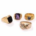 Fire ringe af 14 kt. guld, de tre prydet med poleret onyx, ametyst og facetslebet safir. Vægt ca. 39 gr. Str. 57, 60, 66 og 70. 4