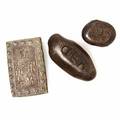 Japan, Ichibun gin, Ansei era, 1854 - 1860, 8,8 g, Mitch. 4596 2 1800-tals bønnemønter, hhv. 13,95 og 4,73 g. 3