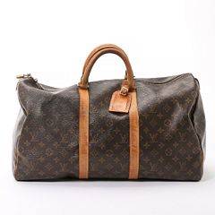 Louis Vuitton Keepall 50 i monogramcanvas med hank, lynlås, navneskilt, hængelås, ét stort rum og brunt foer. H. ca. 30 cm. L. ca. 50 cm. B. ca. 22 cm.