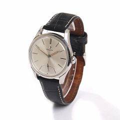 Omega Herrearmbåndsur af stål. Mekanisk værk med manuelt optræk. Rem af sort præget skind. Kassediam. ca. 36 mm. 1960erne.