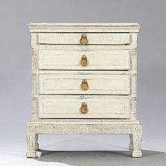 Louis XVI kommode af gråmalet træ. 18. årh.s slutning. H. 95. B. 80. D. 40.