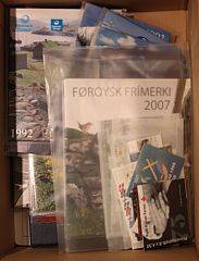 Færøerne. Postfrisk samling 1975-2007 på løsblade, årsmapper 1984-2007 samt diverse. Pål. ca. 6800 kr.