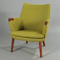 Hans J. Wegner AP 20. Lænestol med ben og armlæn af teak. Sæde, hynde, sider og ryg betrukket med grøn uld. Udført hos AP-stolen.