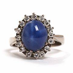 Poul Erik Jensen Stjernesafir- og diamantring af 14 kt. hvidguld prydet med cabochonslebet stjernesafir og brillantslebne diamanter. Str. 55.