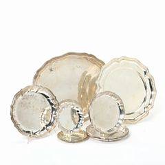 Samling fade, glas- og flaskebakker af sølv. P. Hertz m.fl. Vægt 1476 gr. Diam. 10-23 cm. 8