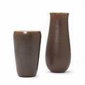 Eva Stæhr-Nielsen To vaser af stentøj dekoreret med brun harepelsglasur. 2