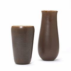 Eva Stæhr-Nielsen To vaser af stentøj dekoreret med brun harepelsglasur. 2