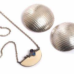 N. E. From Halskæde prydet med ben og emalje samt et par øreclips af sterlingsølv. Øreclips diam. ca. 3,8 cm. 3