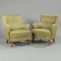 Dansk møbeldesign Et par lænestole betrukket med grønt møbelstof, ryg med skindbetrukne knapper. Ben af bejdset bøg. Ca. 1950. 2
