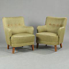 Dansk møbeldesign Et par lænestole betrukket med grønt møbelstof, ryg med skindbetrukne knapper. Ben af bejdset bøg. Ca. 1950. 2