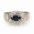 Diamant- og safirring af 14 kt. hvidguld prydet med facetslebet safir omkranset af talrige enkeltslebne diamanter. Str. 59.