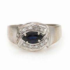 Diamant- og safirring af 14 kt. hvidguld prydet med facetslebet safir omkranset af talrige enkeltslebne diamanter. Str. 59.