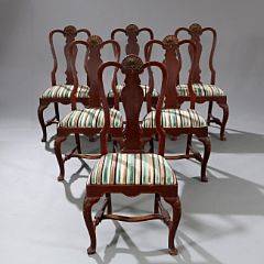 Et sæt på seks stole af rødmalet træ. Rokoko form, 20. årh.s anden halvdel. 6