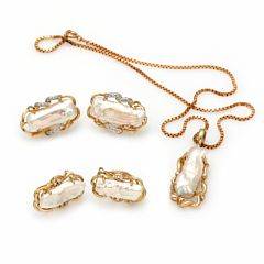 Perlesmykkesæt af 14 kt. guld bestående af to par øreclips og halskæde med vedhæng hver prydet med barok kulturperle og brilliant- og enkeltslebne diamanter.