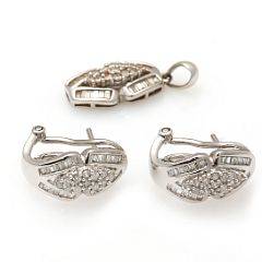 Smykkesæt bestående af et vedhæng og et par ørestikker af 18 kt. hvidguld prydet med talrige baguette- og brillantslebne diamanter. 3