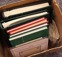 Kasse. Kasse med diverse albums, breve m.m. Bl.a. Danmark, Grønland m.m.