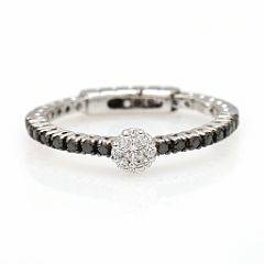 Diamantring af 18 kt. hvidguld prydet med talrige brilliantslebne diamanter flankeret af talrige brilliantslebne sorte diamanter. Str. 51.