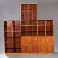Mogens Koch Reolvæg af mahogni bestående af to skabe, fem bogkassser samt tre sokler. Udført hos Rud. Rasmussens snedkerier. 10