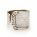 Diamantring af delvist satineret 14 kt. hvidguld prydet med talrige brilliantslebne diamanter. Str. 47.