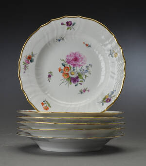 Royal Copenhagen. Fuld Saksisk blomst, takket guldkant. 6