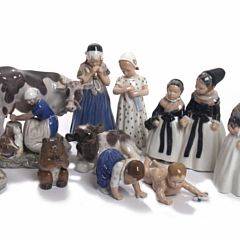 En samling figurer af porcelæn, dekoreret i underglasur farver. Kgl. P. og BG. H. 4-21. 22