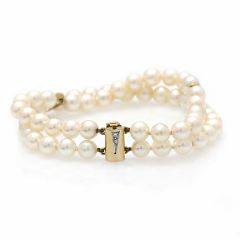 Toradet kulturperle- og diamantarmbånd af 14 kt. guld prydet med talrige enkeltslebne diamanter. Perlediam. ca. 6 mm. L. ca. 19 cm.