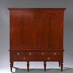 George II skab af valnøddetræ og rodtræ dørenes indersider med indlægninger. England, ca. 1730. H. 206. B. 182. D. 60.