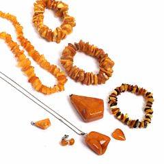 En samling smykker af rav, bestående af halskæde, tre armbånd, et par ørestikker samt fire vedhæng, heraf det ene med kæde af sterlingsølv. 10