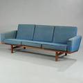 Hans J. Wegner GE 236. Tre-personers sofa af massiv eg. Armlæn samt løse hynder betrukket med blå uld. L. 210.