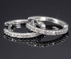Et par creoler af 18 kt. hvidguld prydet med diamanter på i alt ca. 0.16ct
