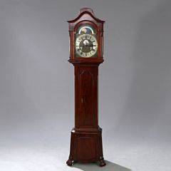 Engelsk standur i kasse af mahogni. Timekrans med romer- og arabertal. Urværk med månefase, datoangivelse og sekundviser. Ca. 1920. H. 230.