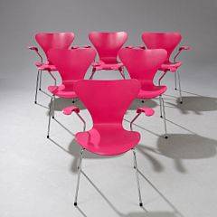 Arne Jacobsen Syveren. Et sæt på seks armstole med stel af forkromet stål. Sæde, ryg og armlæn af formbøjet pinklakeret træ. 6